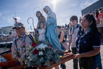 Mar del Plata, Argentina.- En las fotos tomadas el 27 de enero del 2024, la comunidad portuaria de la ciudad de Mar del Plata realizó una nueva edición de la procesión náutica de las tradicionales lanchas amarillas, en la que se homenajeó, como cada año, a los marineros muertos en naufragios, y se bendijeron los frutos de mar, para pedir por una buena pesca para 2024.