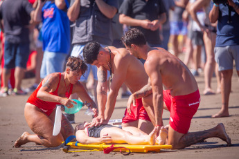 Mar del Plata.- In the photo taken on January 9, 2024, lifeguards, members of the Argentine Naval Prefecture (PNA) and the Buenos Aires police, Civil Defense personnel and the Emergency Medical Care System &#40;SAME&#41; Mar del Plata deployed today a rescue drill in the sea in front of the beach, involving boats, jet skis, ambulances and a helicopter.
