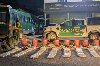 Misiones.- En la foto tomada el 11 de enero de 2024, 93 kilos de marihuana fueron hallados ocultos en tachos de pasta de aislamiento durante un procedimiento realizado en el sector de encomiendas de la terminal de ómnibus de Posadas, Misiones, por efectivos de Gendarmería Nacional (GNA), quienes luego detuvieron a dos hombres que se disponían a viajar a San Luis para recibir ese cargamento, informaron hoy fuentes de la fuerza.