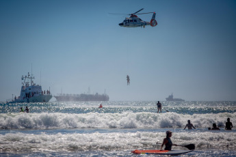Mar del Plata.- In the photo taken on January 9, 2024, lifeguards, members of the Argentine Naval Prefecture (PNA) and the Buenos Aires police, Civil Defense personnel and the Emergency Medical Care System &#40;SAME&#41; Mar del Plata deployed today a rescue drill in the sea in front of the beach, involving boats, jet skis, ambulances and a helicopter.