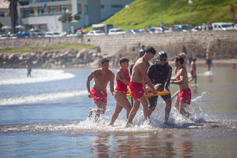 Mar del Plata.- In the photo taken on January 9, 2024, lifeguards, members of the Argentine Naval Prefecture (PNA) and the Buenos Aires police, Civil Defense personnel and the Emergency Medical Care System &#40;SAME&#41; Mar del Plata deployed today a rescue drill in the sea in front of the beach, involving boats, jet skis, ambulances and a helicopter.