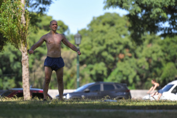 Buenos Aires, Argentina.- In the photos taken on January 30, 2024, they show the streets of Buenos Aires in the midst of the heat wave that is passing through the country. This Tuesday a heat wave began in large areas of the central and northern region of Argentina. Therefore, the country will have the highest temperatures in America during the next few days. It will be persistently hot, with nights above 30 degrees, until the weekend.