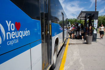 Neuquén, Argentina.- En las fotos tomadas el 17 de enero del 2024, muestra la capital de Neuquén en medio de una nueva jornada de calor. Neuquén se ubicó como la ciudad más calurosa del país este miércoles, registrando temperaturas cercanas a los 38 grados centígrados, según informó la Autoridad Interjurisdiccional de Cuencas (AIC). Además, dos ciudades de Río Negro y otra de Chubut quedaron en el top 5 nacional.