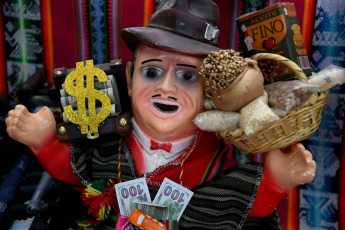 Buenos Aires, Argentina.- In the archive photo, the Fiesta de la Alasita, the traditional Aymara celebration that lasts for three weeks in the Bolivian city of La Paz, will be held tomorrow in different points of the Greater Buenos Aires while the one that takes place every year in the Indo-American Park was rescheduled for next Sunday attentive to the general strike called in rejection of the policies of Javier Milei.