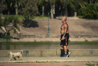 Mendoza, Argentina.- En las fotos tomadas el 29 de enero del 2024, las personas pasan tiempo al aire libre en medio de una ola de calor que afecta gran parte del país. La provincia de Mendoza, gran parte de Neuquén, Río Negro, localidades del este de La Pampa y de San Luis, y el sur de Buenos Aires se encuentran bajo alerta roja por calor extremo, el máximo nivel dispuesto por el Servicio Meteorológico Nacional, con temperaturas máximas que pueden llegar a los 38 grados.