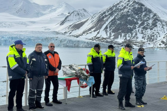 Antártida.- En las fotos tomadas el 6 de febrero del 2024, una expedición búlgara halló en la Antártida restos de un avión argentino estrellado hace 48 años. El avión Neptune 2P-103 de la Armada Argentina pasó 48 años perdido en un glaciar de la isla Livingston, cercana a la Antártida. El 15 de septiembre de 1976, estaba en vuelo de reconocimiento cuando se estrelló contra un monte helado. Ahora, el glaciar que lo había tragado devolvió algunas partes de la nave que quedaron esparcidas en la playa rocosa frente al mar.