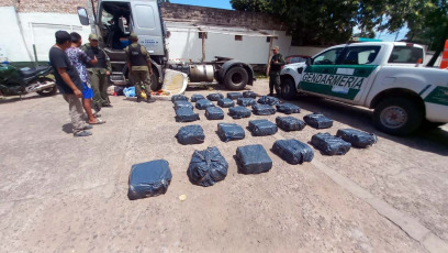 Jujuy, Argentina.- The photos taken on February 1, 2024 show the more than 600 kilos of cocaine that were seized in a truck in Jujuy, Argentina, which was traveling on national route 34. The two occupants of the vehicle were arrested , after they tried to flee and were chased by members of the National Gendarmerie (GNA), sources from that force reported.
