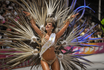 Gualeguaychú, Argentina.- En las fotos tomadas el 1 de febrero del 2024, muestra la nueva edición del carnaval de Gualeguaychú, que comenzó el 6 de enero y se extiende hasta el 24 de febrero. Cuatro comparsas recorrieron los 500 metros de pasarela al aire libre desplegados a lo largo de la antigua estación de tren, convertida ahora en el corsódromo Jose Luis Gestro, y se disputan el premio a la mejor del año.