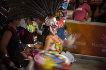 Gualeguaychú, Argentina.- En las fotos tomadas el 1 de febrero del 2024, muestra la nueva edición del carnaval de Gualeguaychú, que comenzó el 6 de enero y se extiende hasta el 24 de febrero. Cuatro comparsas recorrieron los 500 metros de pasarela al aire libre desplegados a lo largo de la antigua estación de tren, convertida ahora en el corsódromo Jose Luis Gestro, y se disputan el premio a la mejor del año.