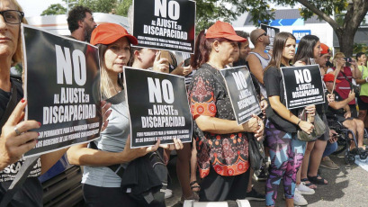 Buenos Aires, Argentina.- En las fotos tomadas el 7 de febrero del 2024, organizaciones que integran el Foro Permanente para la Promoción y la Defensa de los Derechos de las Personas con Discapacidad y otros colectivos se movilizaron en diferentes provincias del país y entregarán un petitorio en la quinta presidencial de Olivos en el que piden se actualicen los aranceles de prestaciones y del transporte del sector, tras rechazar el 32