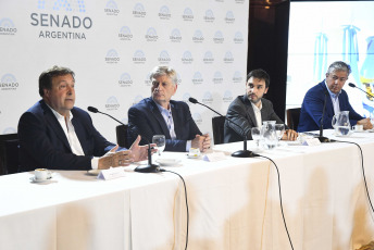 Buenos Aires, Argentina.- En las fotos tomadas el 27 de febrero del 2024, los gobernadores de las provincias patagónicas reclamaron la apertura de un "diálogo" al gobierno nacional, exigieron que termine con los "agravios" que se sucedieron en el conflicto con la provincia de Chubut por la coparticipación y anunciaron la confección de un “manifiesto patagónico” que será presentado en una reunión con mandatarios y legisladores de la región, a la que invitaron al presidente Javier Milei.