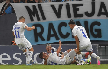 Buenos Aires, Argentina.- En la fotografía tomada el 17 de febrero de 2024 se muestran escenas del partido disputado en el Estadio Presidente Perón, en Avellaneda. Godoy Cruz le ganó 2 a 0 a Racing en la sexta fecha de la Copa de la Liga. Badaloni se convirtió en cuatro minutos dos goles de cabeza.
