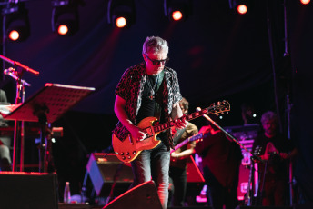 Neuquén, Argentina.- En las fotos tomadas el 13 de febrero del 2024, más de 250 mil espectadores asistieron a la Fiesta Nacional de la Confluencia, que reunió en su undécima edición a buena parte de los artistas de la nueva escena y con la presentación de Fito Páez en la cuarta jornada del festival.