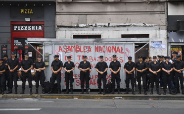 Buenos Aires, Argentina.- En las fotos tomadas el 6 de febrero del 2024, muestra el fuerte operativo de seguridad frente al Congreso mientras la Cámara de Diputados retomaba la sesión especial de la denominada Ley Ómnibus. Las reformas del presidente de Argentina, Javier Milei, dieron marcha atrás, por falta de apoyo de sus aliados en la Cámara de Diputados, que volverá a tratarlas desde cero en una comisión.