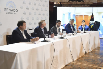 Buenos Aires, Argentina.- En las fotos tomadas el 27 de febrero del 2024, los gobernadores de las provincias patagónicas reclamaron la apertura de un "diálogo" al gobierno nacional, exigieron que termine con los "agravios" que se sucedieron en el conflicto con la provincia de Chubut por la coparticipación y anunciaron la confección de un “manifiesto patagónico” que será presentado en una reunión con mandatarios y legisladores de la región, a la que invitaron al presidente Javier Milei.