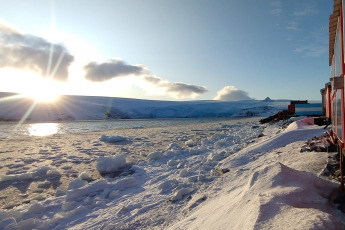 Antarctica.- In the photos taken on February 8, 2024, it shows the solar panels installed in the Antarctic bases to reduce diesel consumption. Argentina is advancing in the installation of photovoltaic systems in its bases and shelters in Antarctica, to reduce the use of fossil fuels in the generation of energy for the operation of these facilities, seeking to reduce its environmental impact and logistical cost.