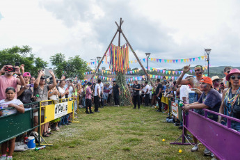 Jujuy, Argentina.- In the photo taken on February 10, 2024, thousands of tourists unearthed the northern devil of joy, the mythical Pujllay, who will walk free for nine days in which hundreds of comparsas from all over the province, mainly of the Quebrada de Humahuaca, will be protagonists of multiple invitations to pure dance, typical drinks, serpentine, talcum and basil.