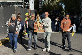 Buenos Aires, Argentina.- En las fotos, durante la misa en homenaje al papa Francisco en la Catedral Metropolitana de la Ciudad de Buenos Aires, Argentina el 26 de abril del 2025. La capital argentina se sumó a la despedida del Papa argentino con una jornada de actividades encabezadas por el arzobispo, Jorge García Cuerva. A las 10 de este sábado, se inició en la Catedral de Buenos Aires -donde Bergoglio fue Cardenal- una misa por el eterno descanso del Pontífice, fallecido el lunes pasado a los 88 años.