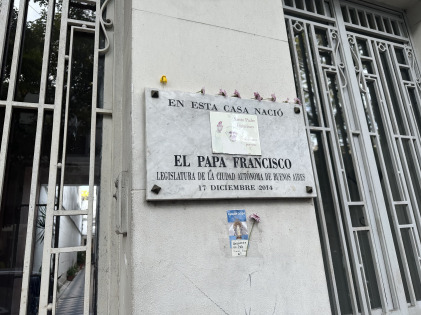 Flores despide al Papa Francisco: la casa donde nació y la iglesia en la que decidió ser sacerdote