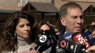 Diego Santilli y Analia Maiorana dialogan con la prensa en una única toma durante las elecciones de 2019